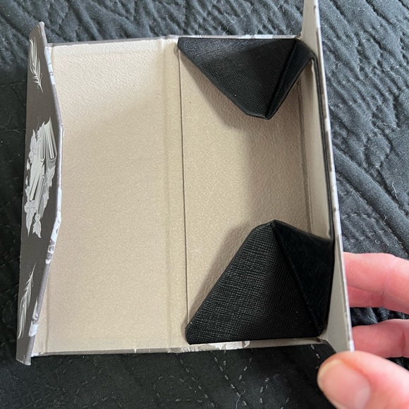 Glasses holder - Picture 3 of 3